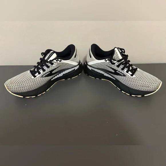 Brooks Womens Adrenaline GTS 22 Gray and Black Running Shoes, Size:8 - Picture 2 of 14